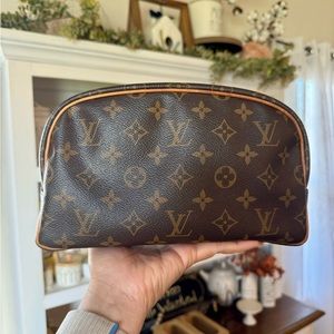 🌸SOLD🌸Louis Vuitton Toiletry 25